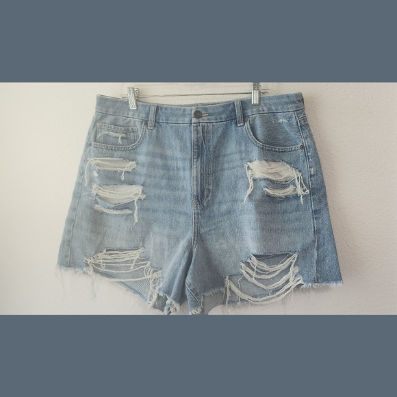 American Eagle Distressed Curvy Mom Denim Shorts Sz 18 - Picture 8 of 9